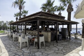 Bar à beira da piscina