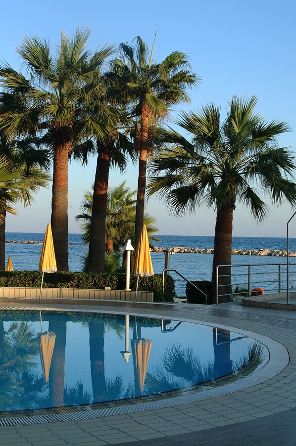 Indoor pool, 2 outdoor pools, pool umbrellas, pool loungers - Palm Beach Hotel & Bungalows (Oroklini)