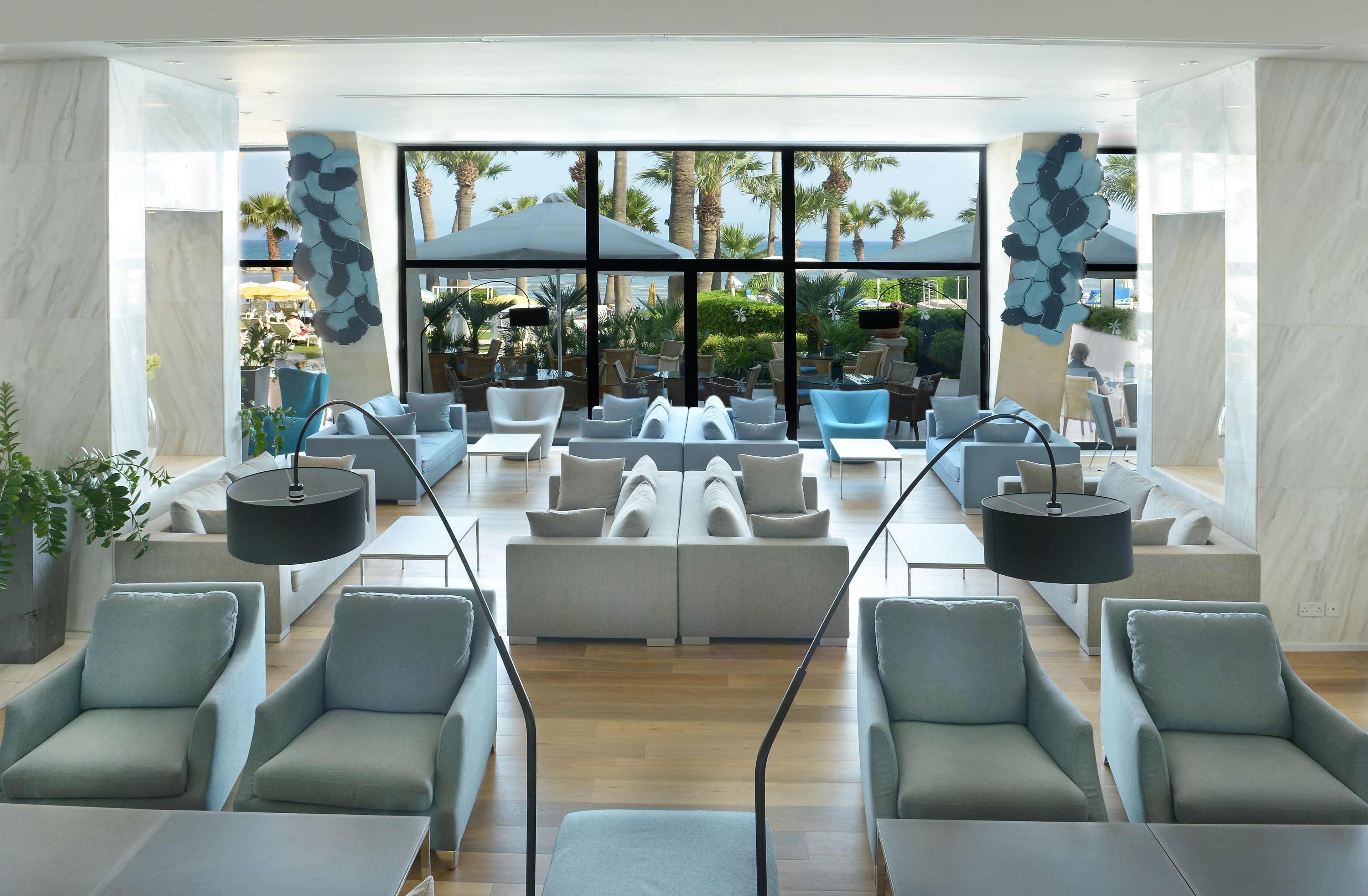 3 개의 바/라운지, 스윔업 바, 풀사이드 바, 비치 바