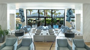 3 bars, bar en milieu de piscine, bar en bord de piscine, bar de plage