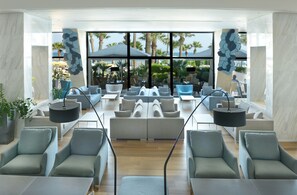 3 bars/lounges, swim-up bar, poolside bar, beach bar - Palm Beach Hotel & Bungalows (Oroklini)