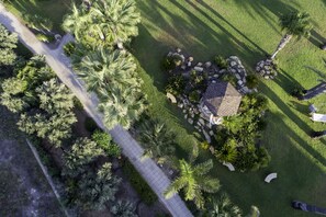 Chambre Familiale, vue jardin (2 adults & 1 child) | Enceinte de l’hébergement