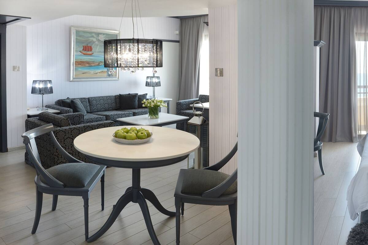 Allergikerbettwaren, Minibar, Zimmersafe, Schreibtisch