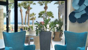 3 bares o lounges, bar en la alberca, bar junto a la alberca