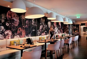 3 Restaurants; Mittagessen und Abendessen werden serviert