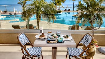 3 restaurantes, se sirven comidas, cenas y cocina griega