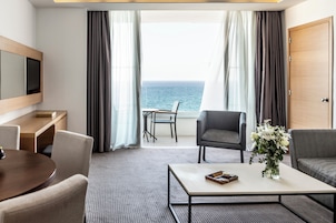 Minibár, széf a szobában, íróasztal és sötétítőfüggöny