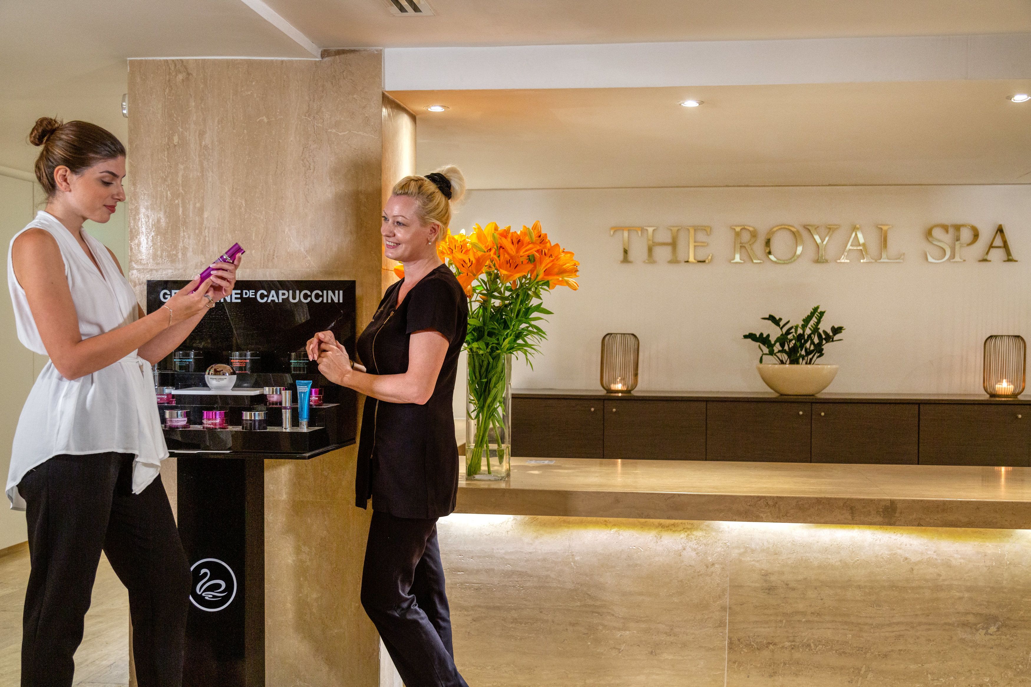 Un área de recepción con un cartel que dice "THE ROYAL SPA".