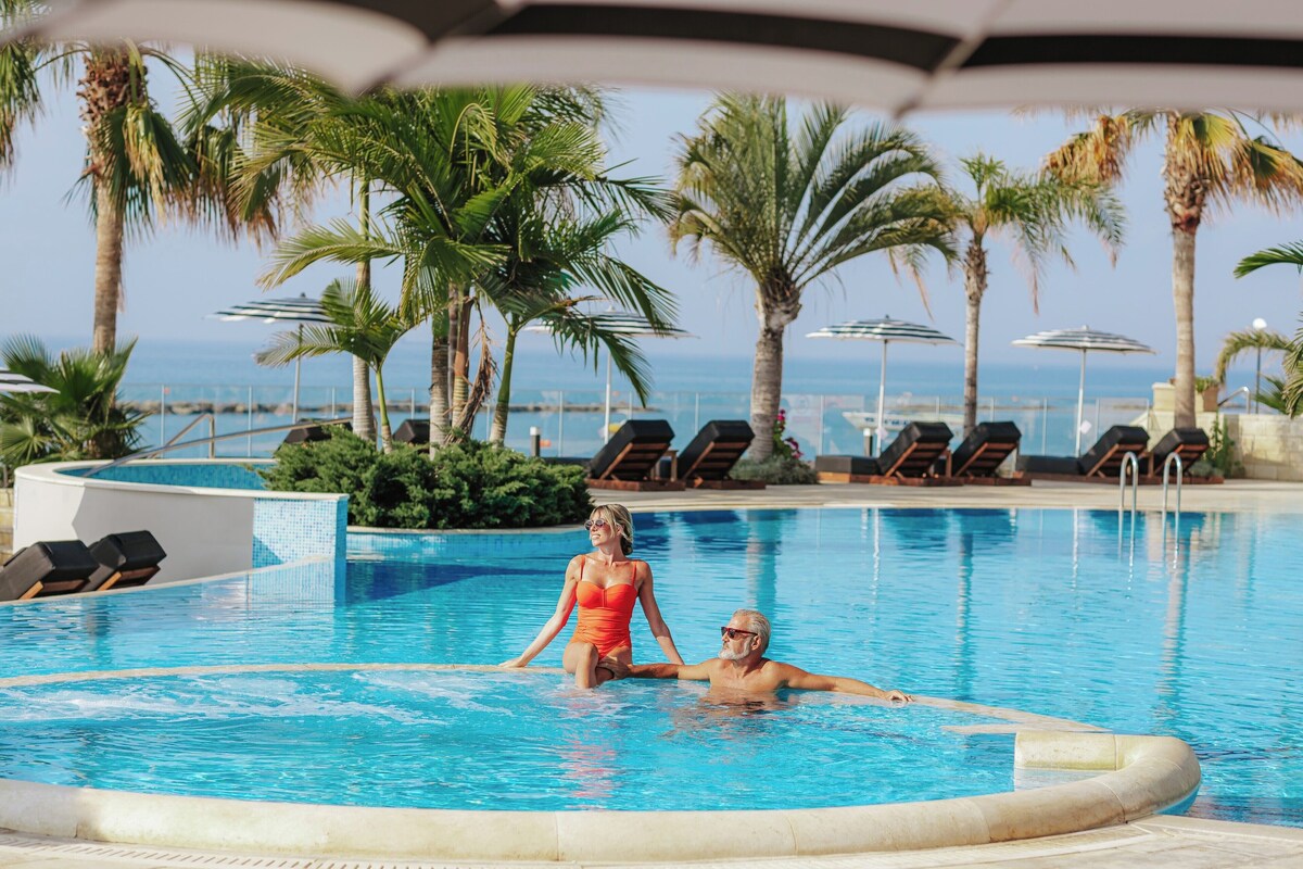 Piscine couverte, piscine extérieure, parasols de plage, chaises longues