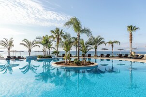 室内游泳池，室外游泳池，池畔遮阳伞，日光浴躺椅