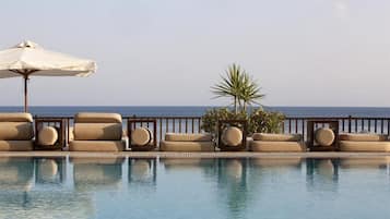 Piscine extérieure, parasols de plage, chaises longues