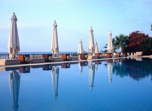 Outdoor pool, open 8 AM to 7 PM, pool umbrellas, pool loungers - Londa Hotel (Limassol)