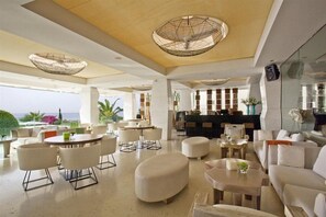 Se sirven desayunos y cocina mediterránea, con vista a la playa 