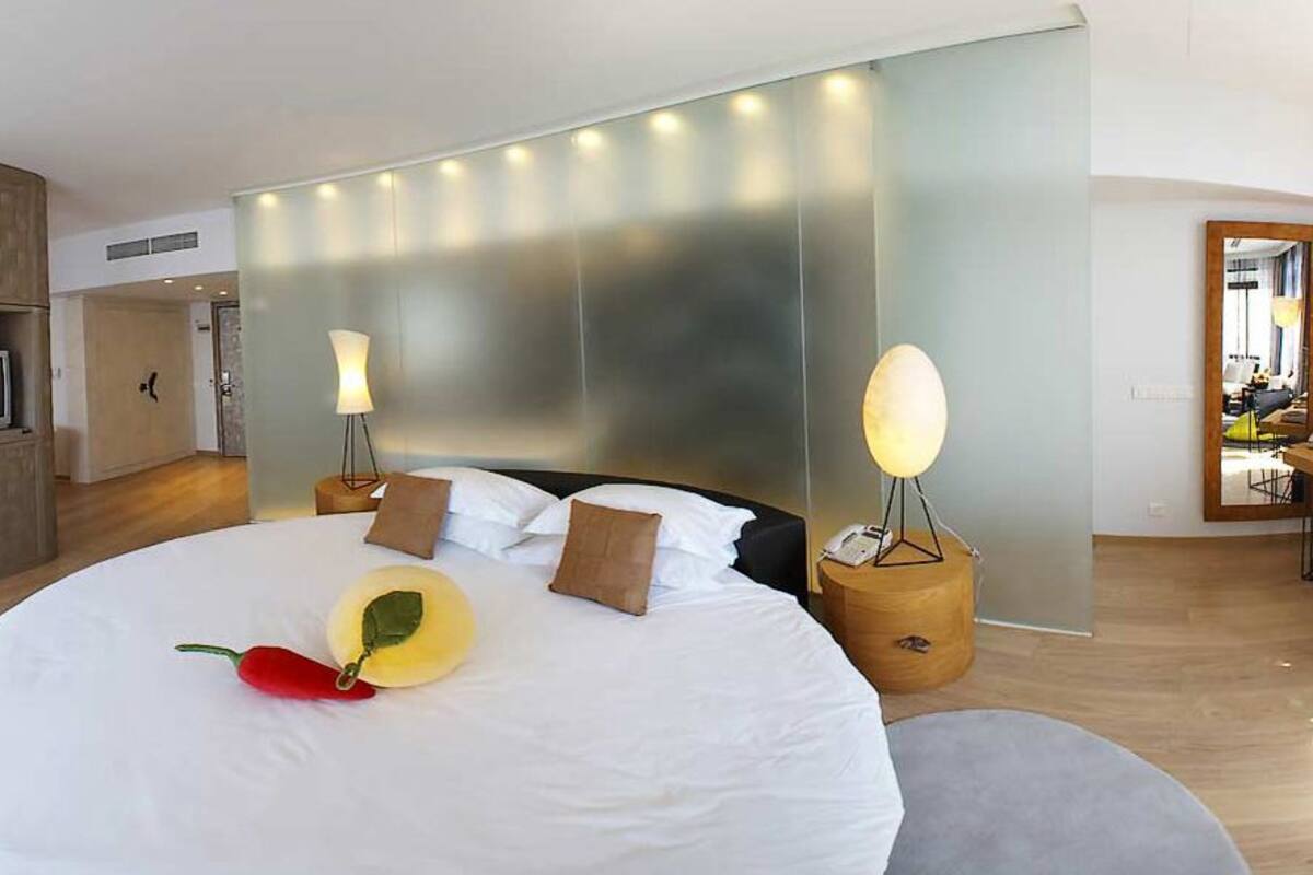 Ropa de cama de alta calidad y minibar 