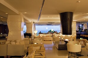 Frokost og lunsj serveres, middelhavsretter, utsikt mot stranden 