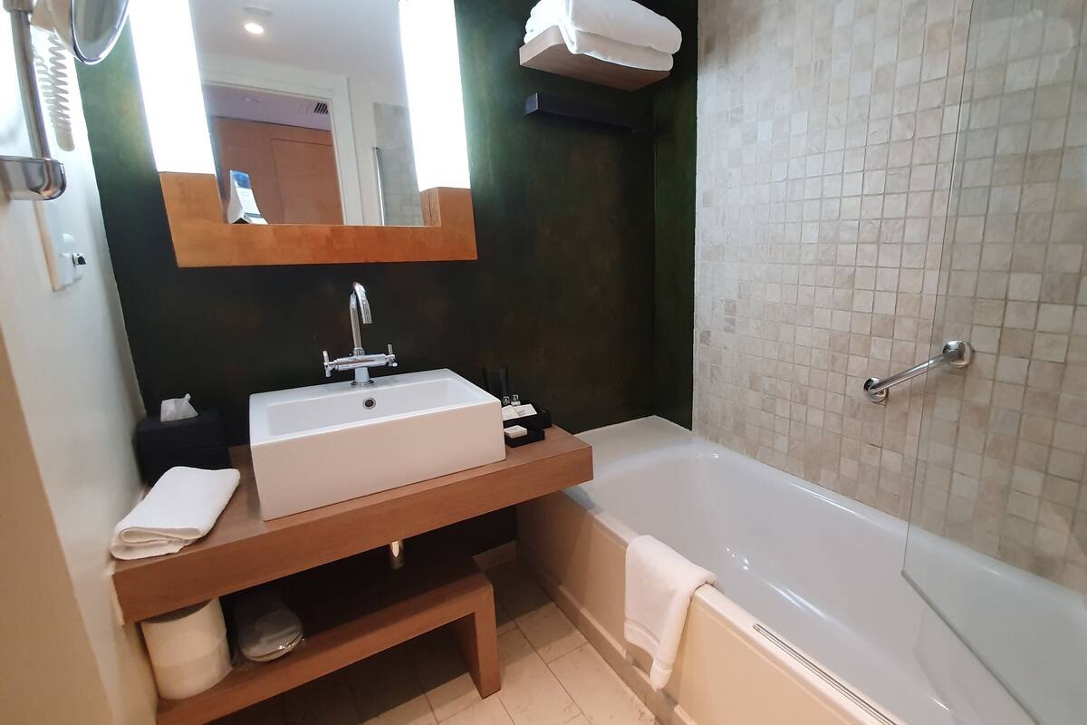 Bañera profunda, artículos de tocador de diseñador, secador de pelo