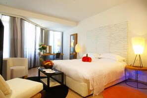 Sengetøy av topp kvalitet, minibar, safe på rommet og skrivebord