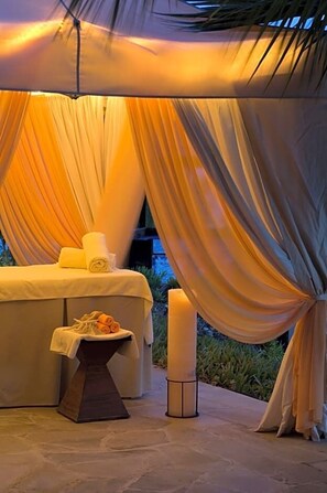 Couples treatment rooms, sauna, hot tub, steam room, body treatments