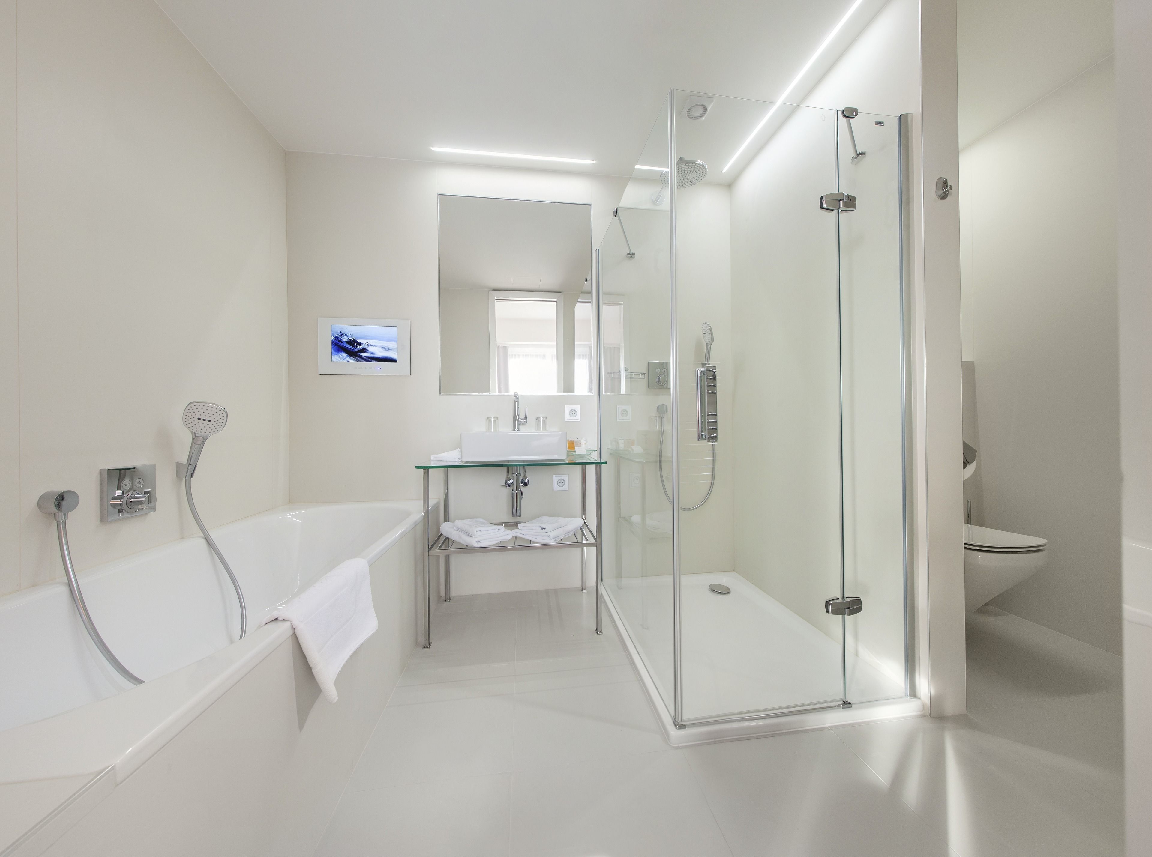 superior suite, city view | bathroom | free toiletries, hair dryer, towels