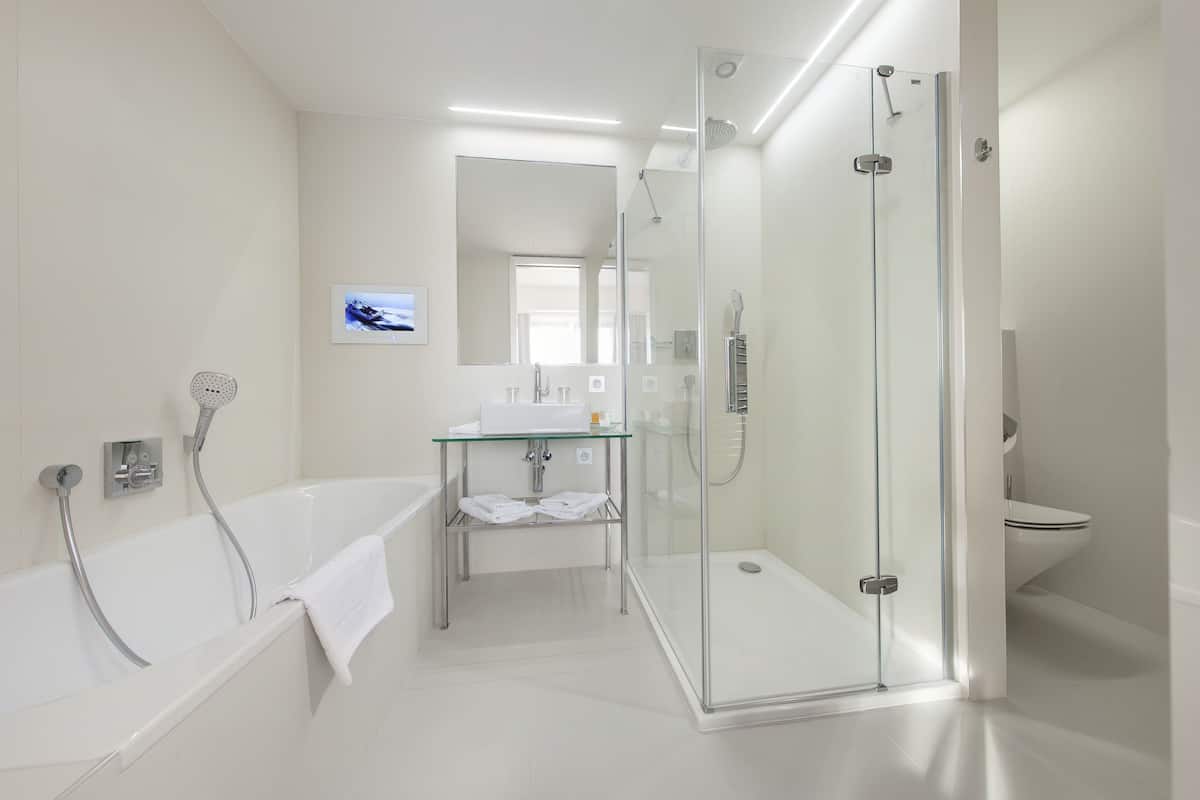 superior suite, city view | bathroom | free toiletries, hair dryer, towels
