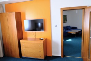 Ropa de cama de alta calidad y minibar 