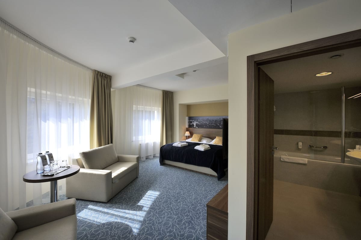 1 bedroom, hypo-allergenic bedding, in-room safe, desk