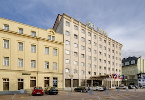 Self-parking (surcharge) 350 per night