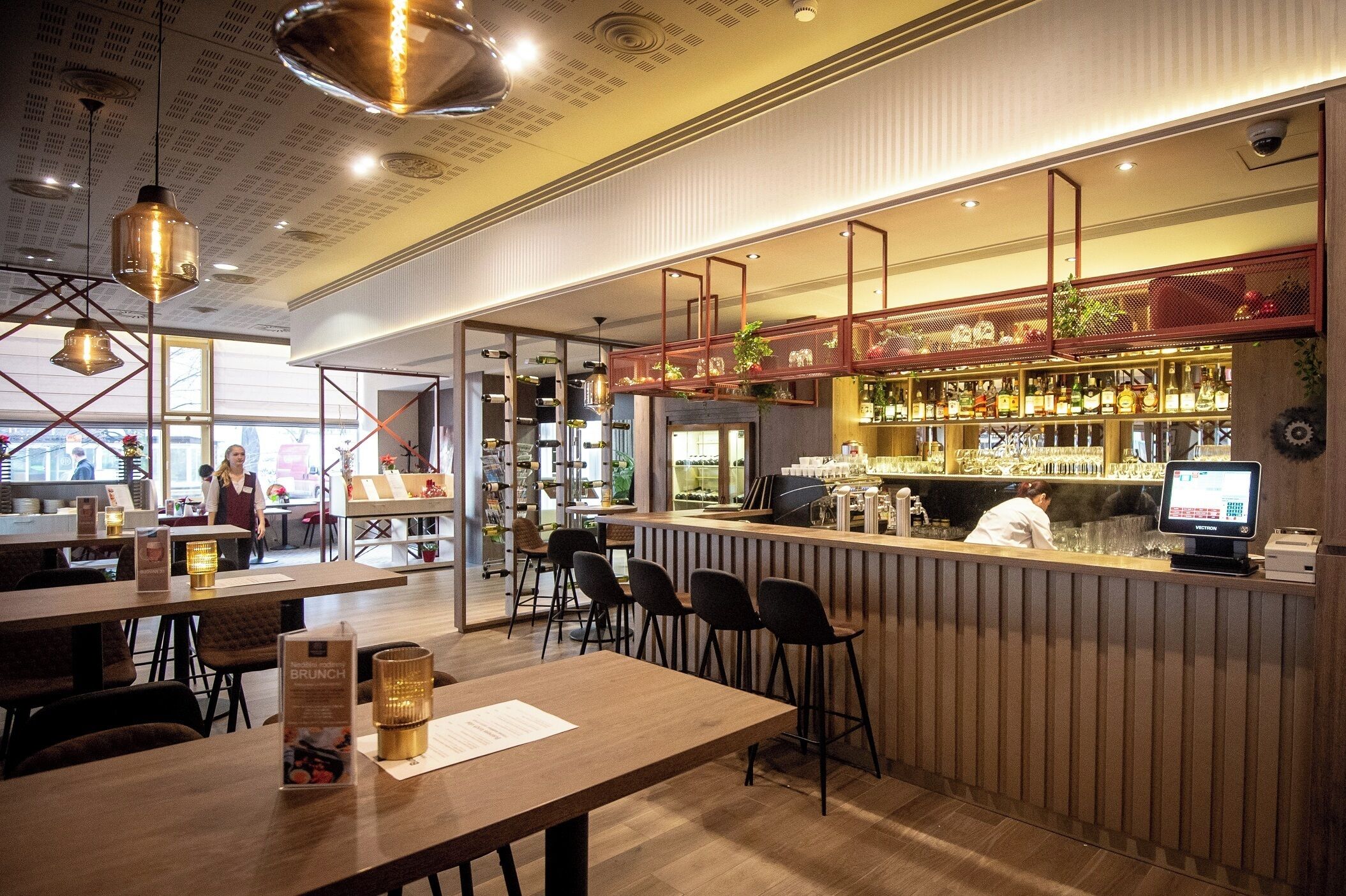 S&#x27;hi serveixen esmorzars, dinars i sopars 