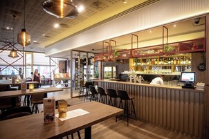 供应早餐、午餐和晚餐