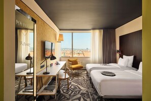 Kahden hengen huone (kaksi sänkyä), 2 yhden hengen sänkyä (Large Mama) | Allergiatestatut vuodevaatteet, tallelokero huoneessa, työpöytä