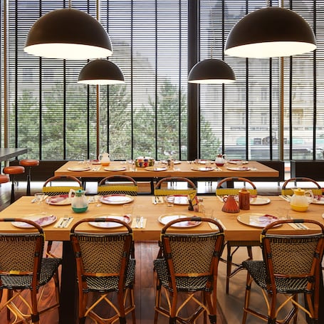 Servizio di colazione, pranzo e cena. Mama Shelter Prague