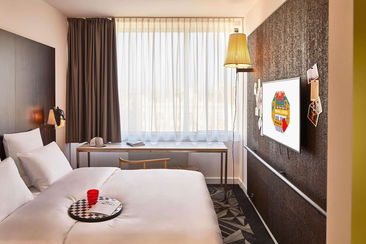 Hypo-allergenic bedding, in-room safe, desk, laptop workspace