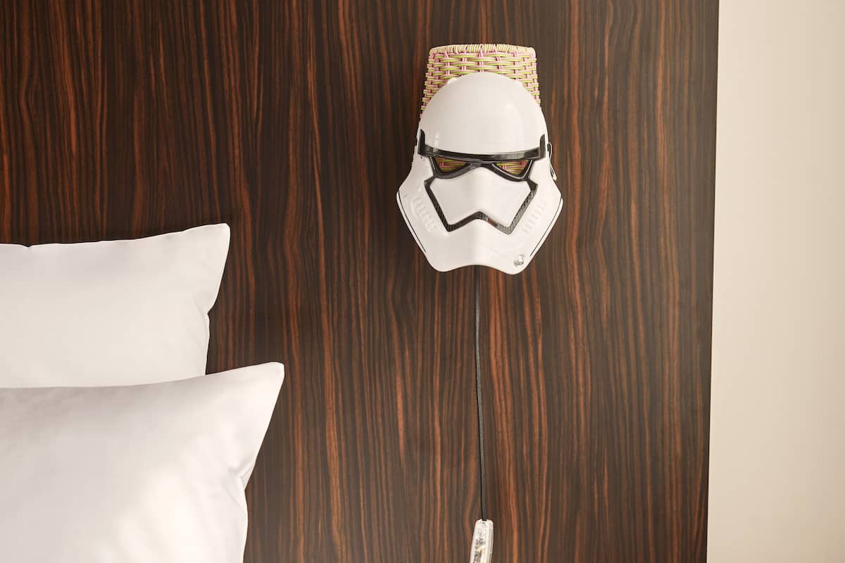Ropa de cama hipoalergénica y caja de seguridad en la habitación