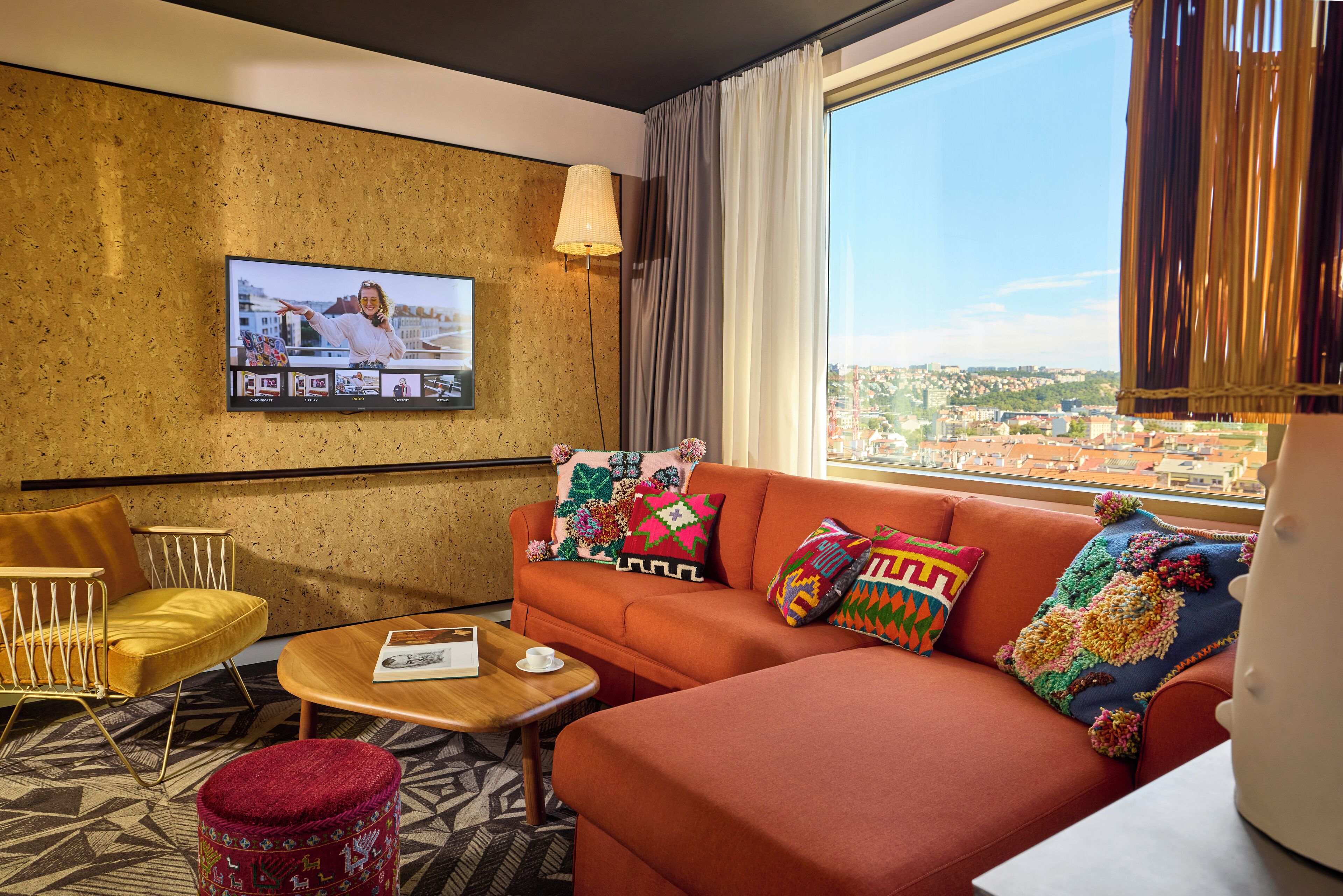 Huone, 1 suuri parisänky ja vuodesohva (XXL Mama) | Allergiatestatut vuodevaatteet, tallelokero huoneessa, työpöytä