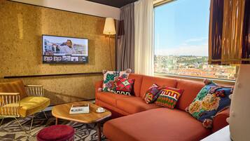 Huone, 1 suuri parisänky ja vuodesohva (XXL Mama) | Allergiatestatut vuodevaatteet, tallelokero huoneessa, työpöytä