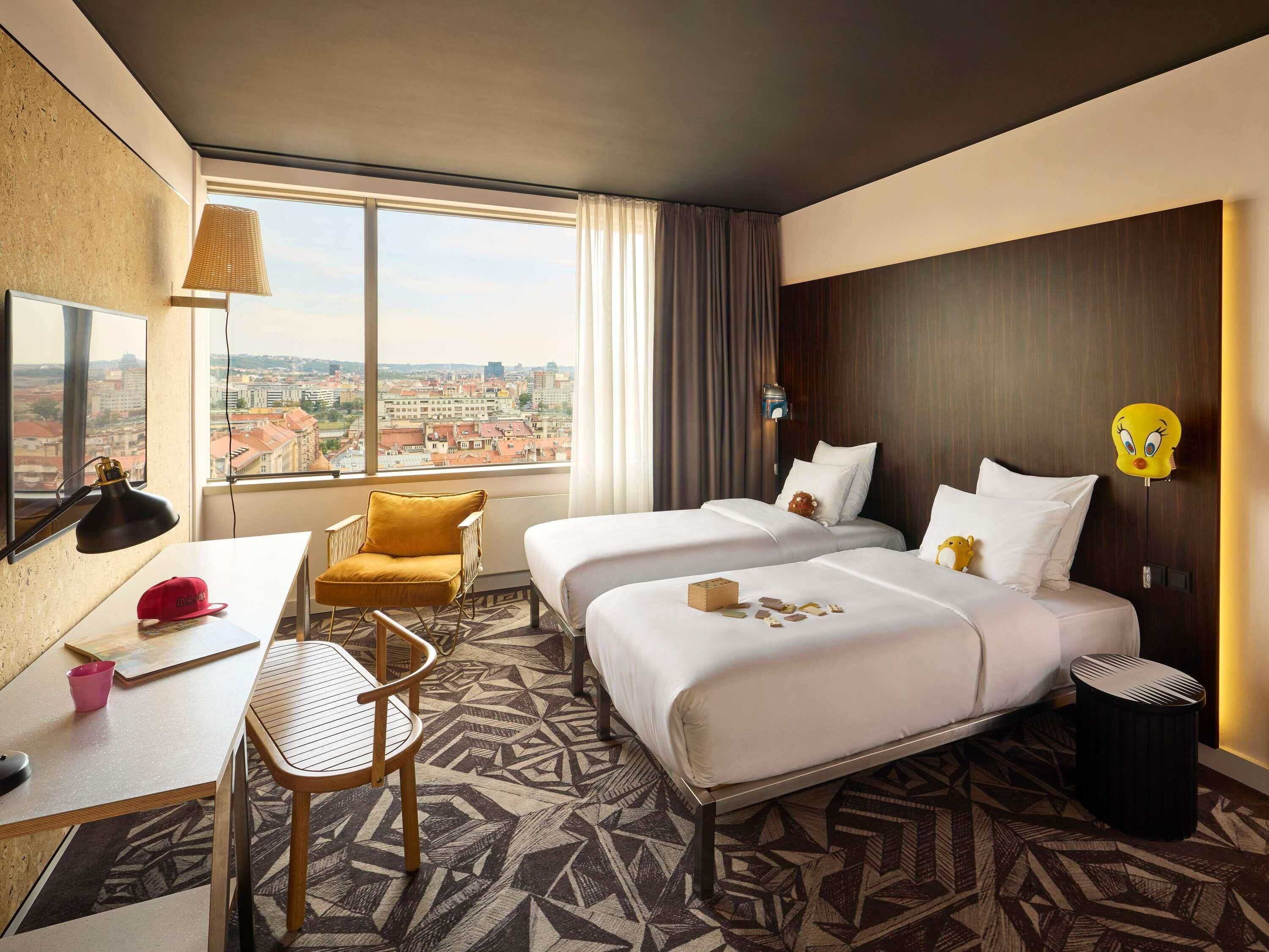 Roupas de cama antialérgicas, cofres nos quartos, escrivaninha