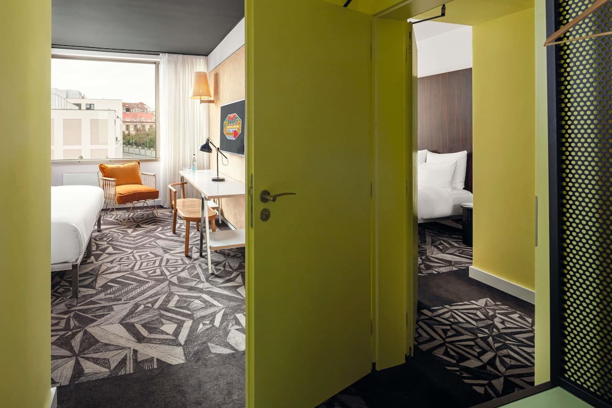 XL Mama Family | Hypo-allergenic bedding, in-room safe, desk, laptop workspace