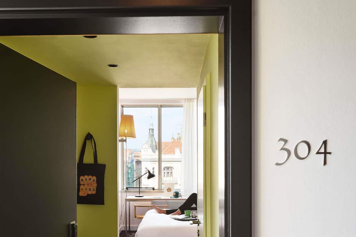 Hypo-allergenic bedding, in-room safe, desk, laptop workspace