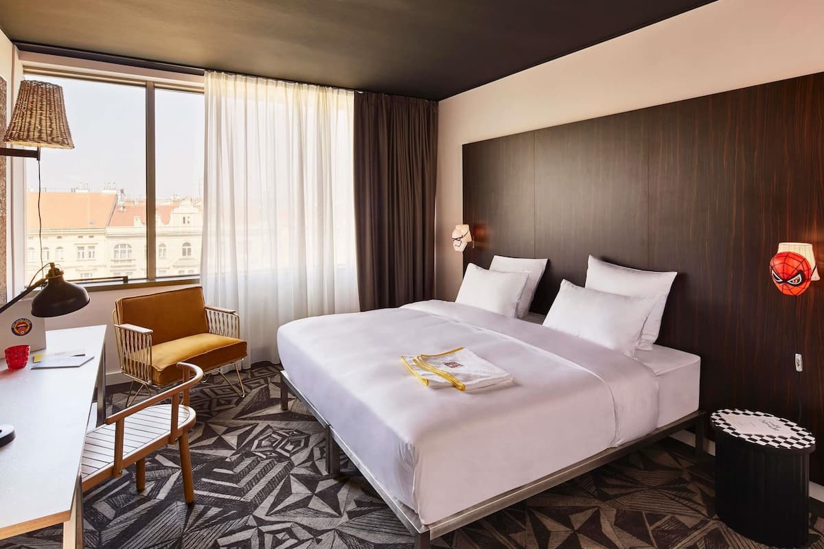 Room, 1 King Bed (Large Mama) | Hypo-allergenic bedding, in-room safe, desk, laptop workspace