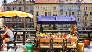 2 bares/lounges