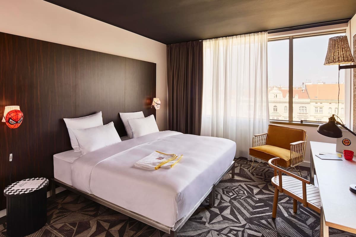 Room, 1 King Bed (Large Mama)