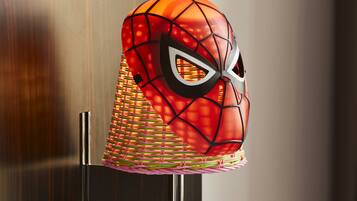 Una lámpara de pared con forma de cabeza de Spider-Man.