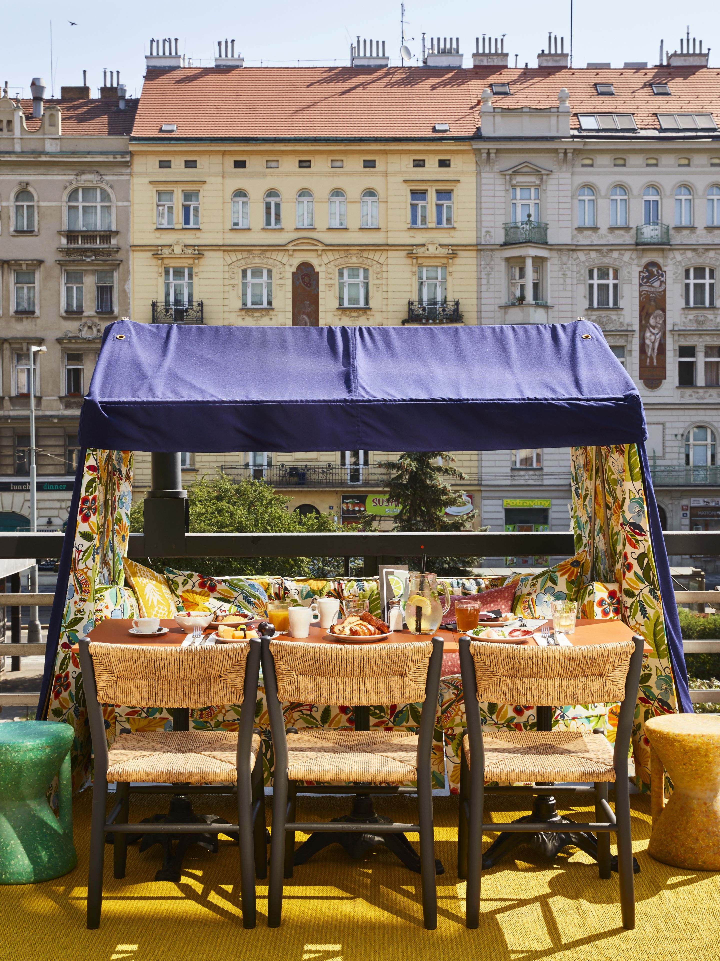 breakfast, lunch and dinner served