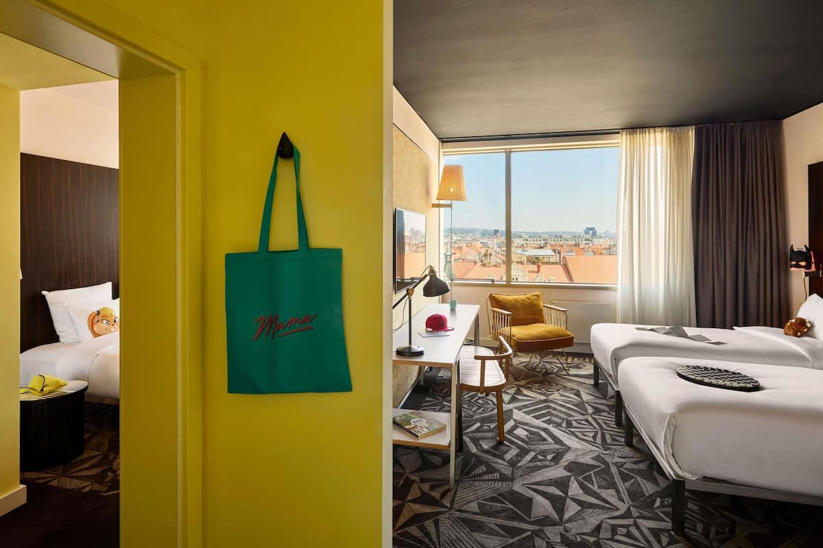 XL Mama Family | Hypo-allergenic bedding, in-room safe, desk, laptop workspace