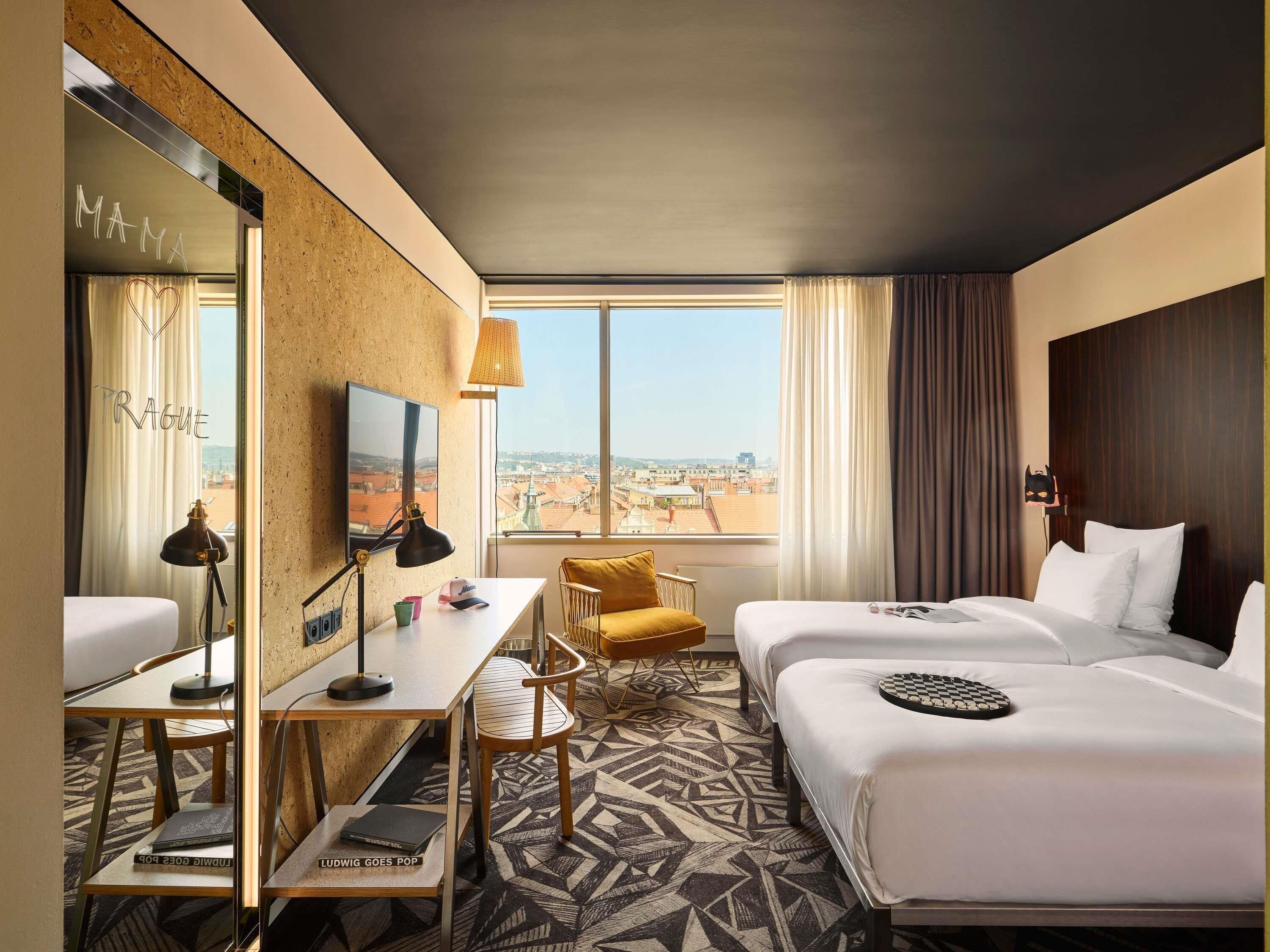 เครื่องนอนป้องกันสารก่อภูมิแพ้, ตู้นิรภัยในห้องพัก, โต๊ะทำงาน