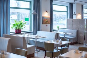 Daily to-go breakfast (CZK 214 per person)