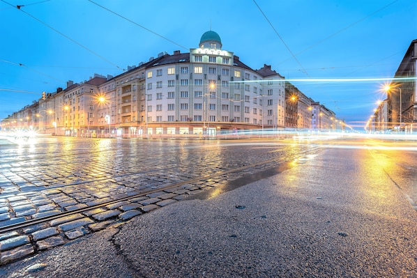 Fassade der Unterkunft – Abend/Nacht