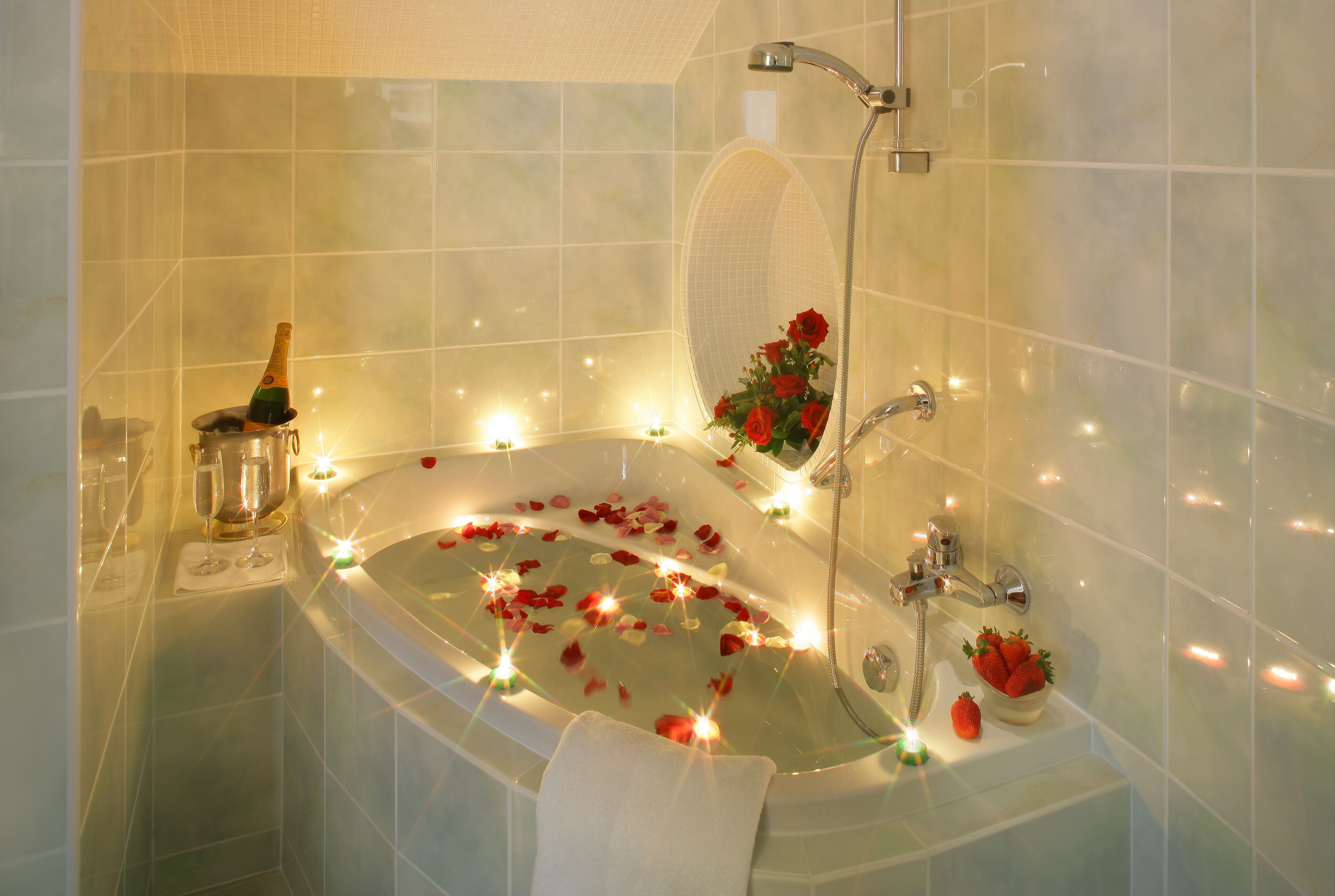 hypo-allergenic bedding, in-room safe, desk, blackout curtains