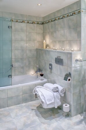 Combined shower/tub, free toiletries, hair dryer, bathrobes - Adria Hotel Prague (Prague)
