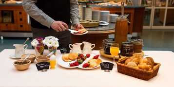 Café da manhã com buffet grátis todos os dias